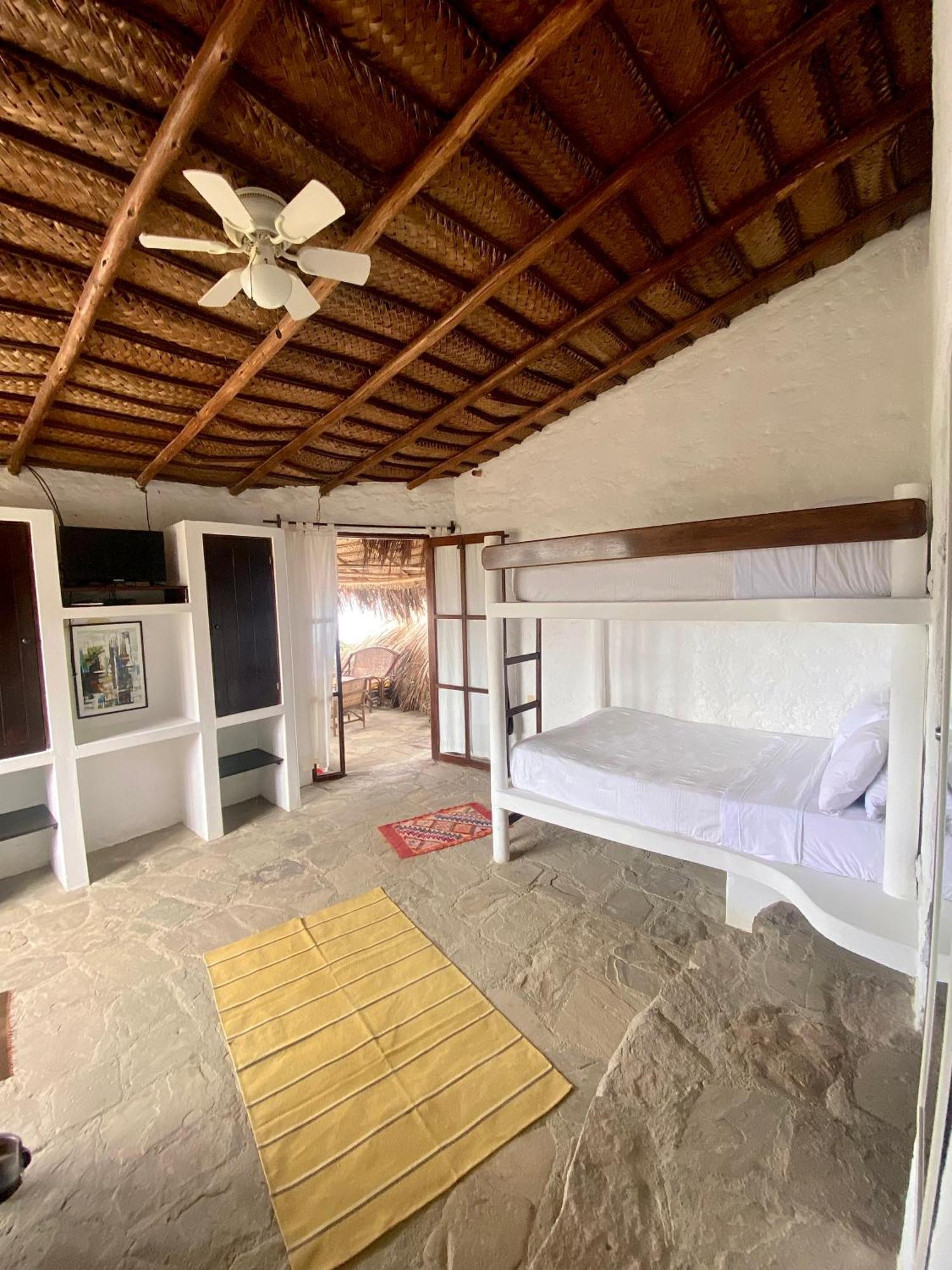 Hotel Smiling Crab Canoas de Punta Sal Exterior photo