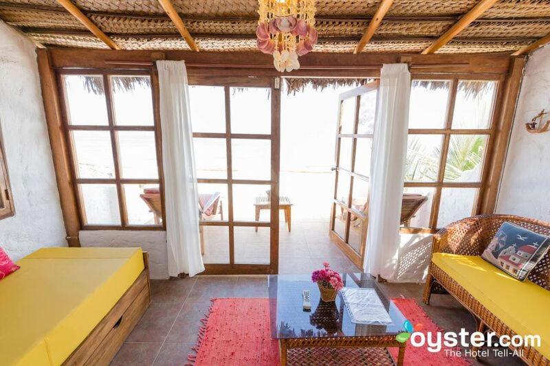 Hotel Smiling Crab Canoas de Punta Sal Exterior photo