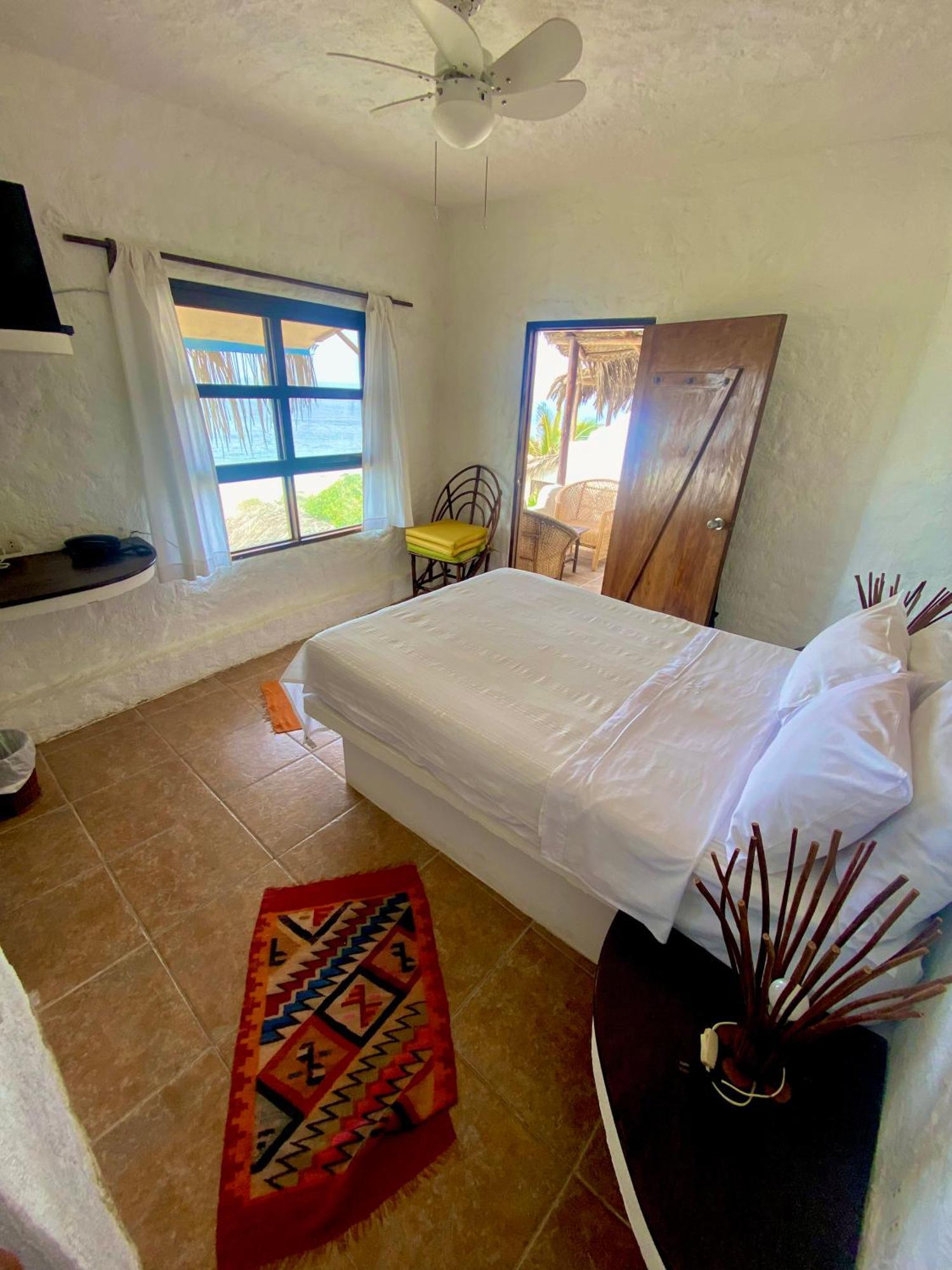 Hotel Smiling Crab Canoas de Punta Sal Exterior photo